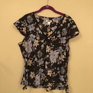 🌸 Flower print shirt with ties and split sleeve.